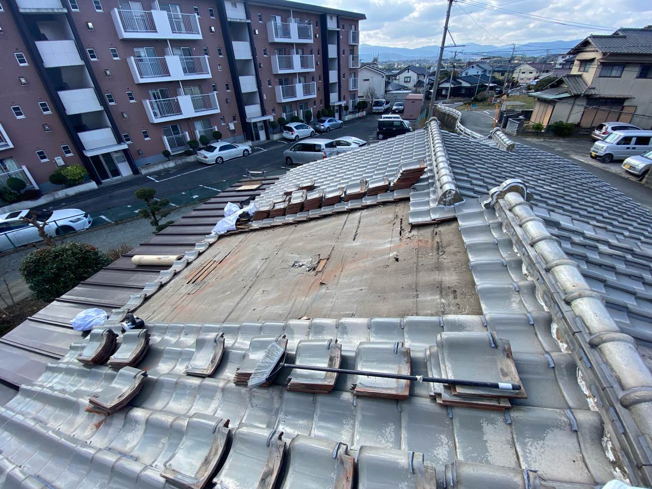 福岡市南区物件、雨漏り工事、既存瓦の撤去完了