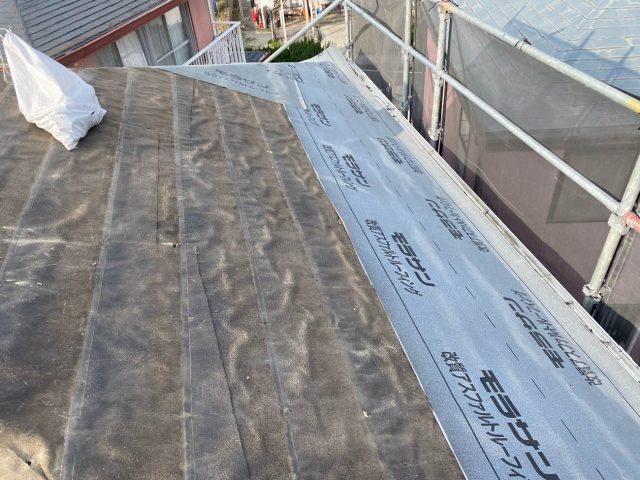 福岡市西区でルーフィングを軒先から敷いているところ