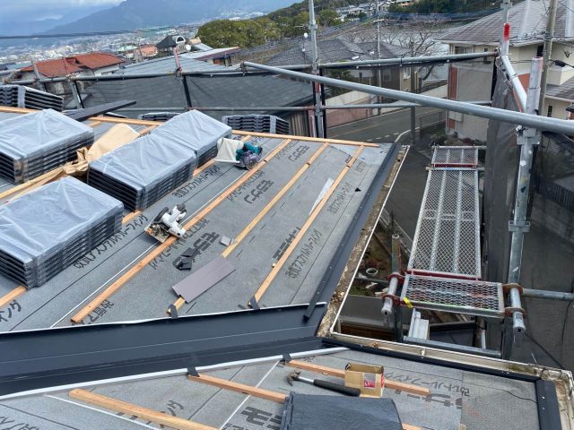 福岡市西区で桟木が固定された屋根