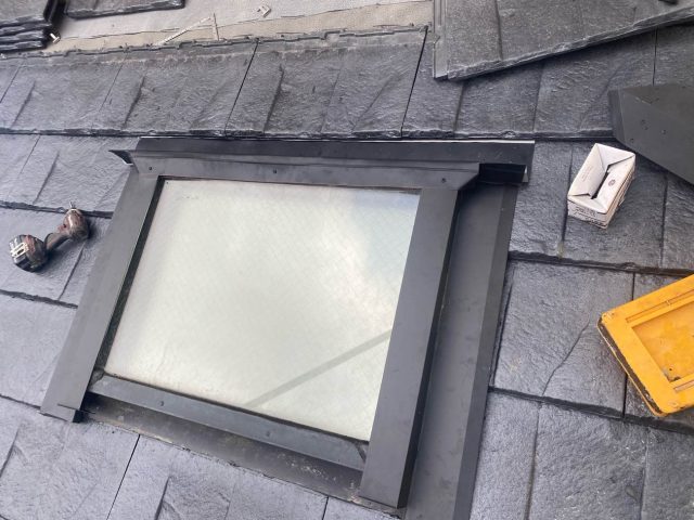 福岡市西区にて割れて雨漏りした天窓周りとルーガで完成した屋根への板金工事