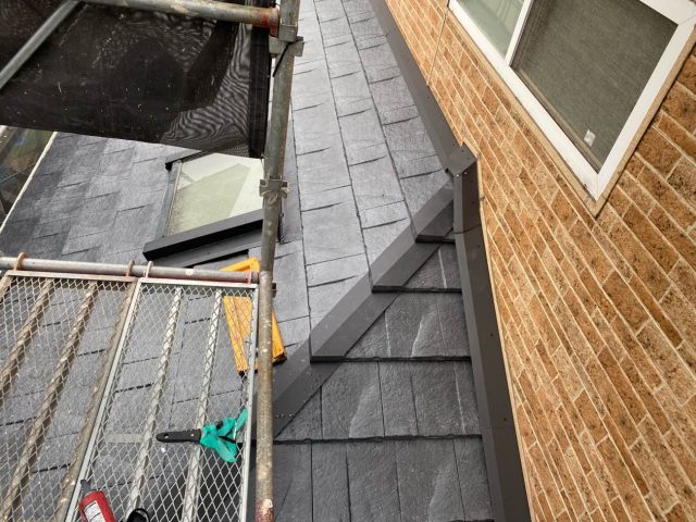 福岡市西区にて板金工事が完了した差し掛け屋根