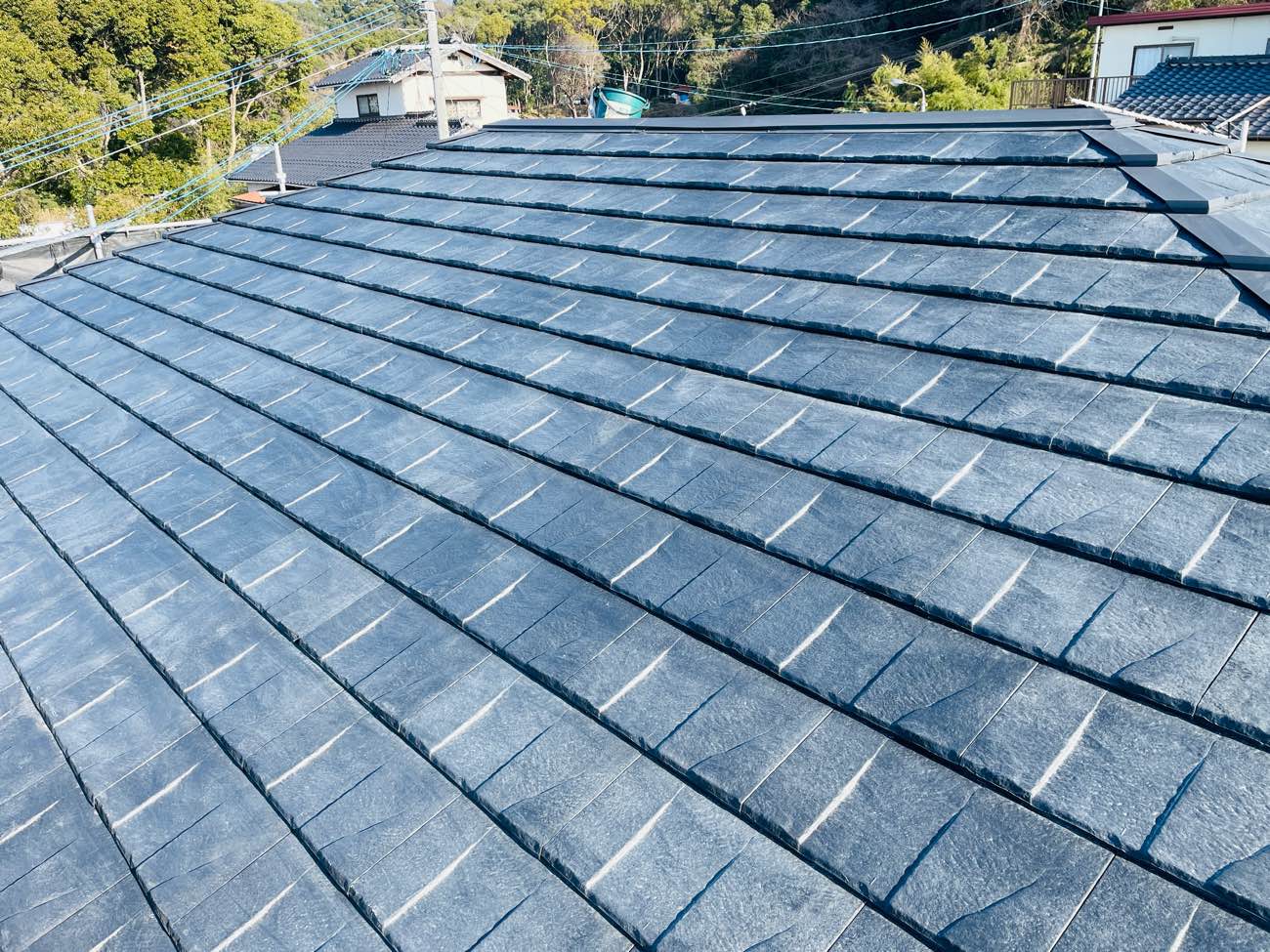 糟屋郡篠栗町物件の太陽光のある屋根の工事。施工後。福岡市屋根工事