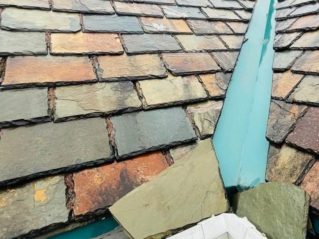 糸島市で一部破損し落下している天然スレート