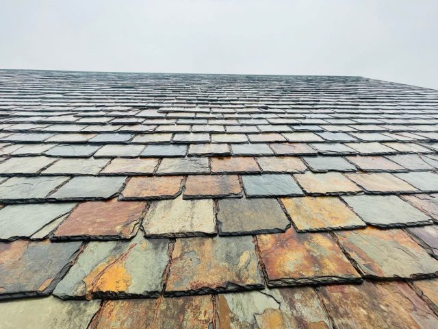 糸島市で天然スレートPart2の屋根調査。破損して一部が落下を確認、軽量化と耐震化リフォームへ