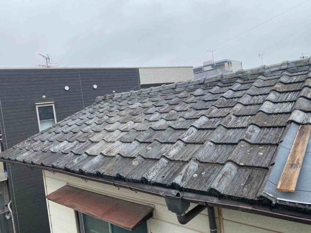 福岡市博多区で老朽化で陥没した瓦屋根から雨漏り。下地もかなり傷んだお宅の現地調査