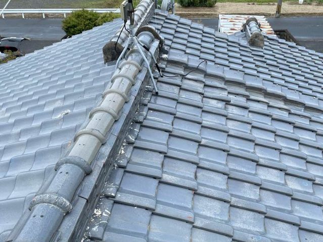 福岡市西区で雨漏り点検中の瓦屋根