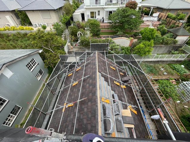糸島市にて耐久性と耐震性に優れた「ルーガ鉄平」を使用して天然石でできた屋根をリフォーム