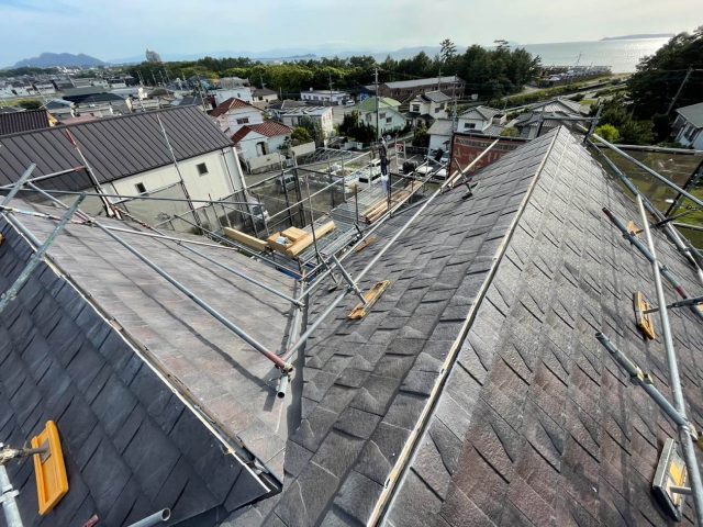 糸島市にて最新のハイブリッド瓦「ルーガ」で一新した屋根に板金工事で最終仕上げ