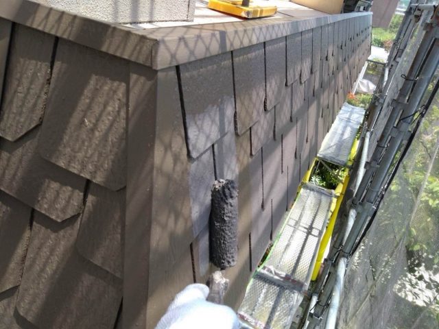 福岡市東区にて屋根の上塗り作業中