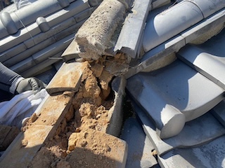 志免町物件の雨漏り工事の施工事例　棟の解体