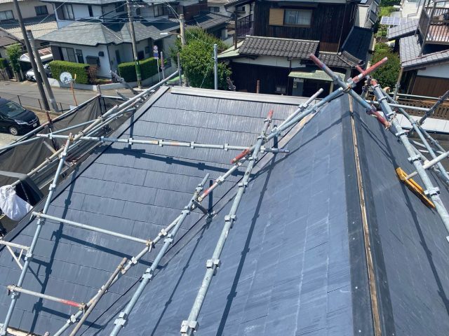 屋根屋根形状に合わせて組んだ足場