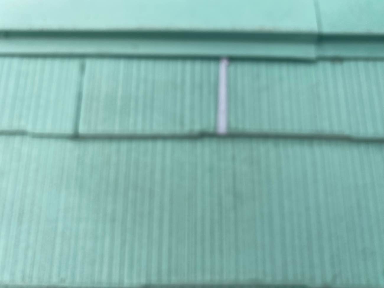 春日市物件のひび割れたスレート屋根の補修