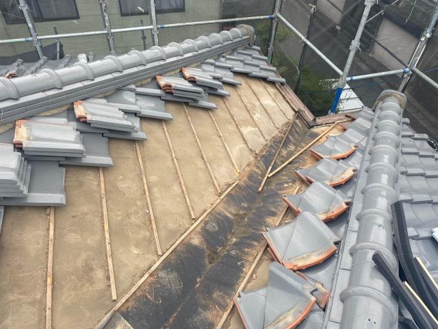 宇美町で老朽化した谷板金が退かされた瓦屋根