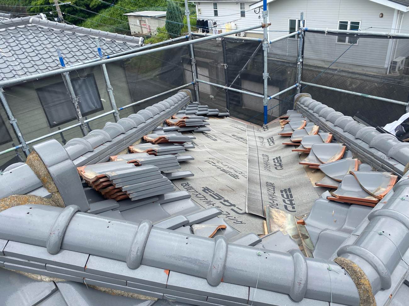 糟屋郡宇美町物件の雨漏り工事の様子。新規の防水シート取り付け。