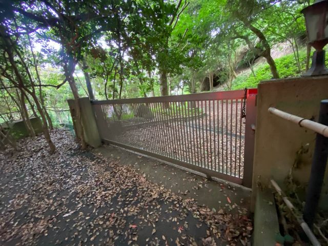 糸島市で豪雨により雨漏りした別荘の門扉