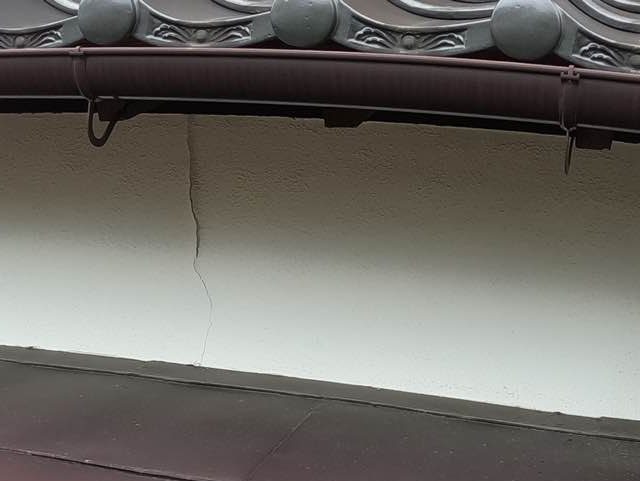 福岡市西区で経年劣化でひびが入っていた外壁