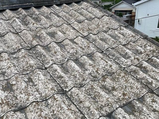 宗像市にてひび割れと剥離だらけの「セキスイかわらU」を防水シートで雨漏り修理