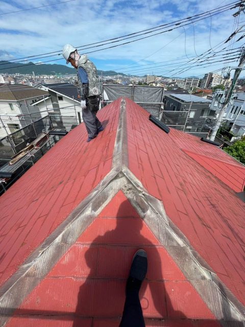 福岡市城南区で二階建てのお宅の屋根カバー工事、足場設置からルーフィング敷設までの作業紹介