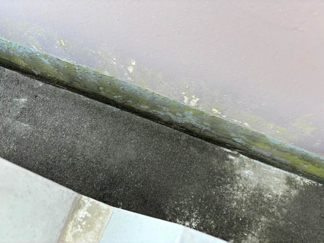 糸島市の苔が生えた屋根の隅