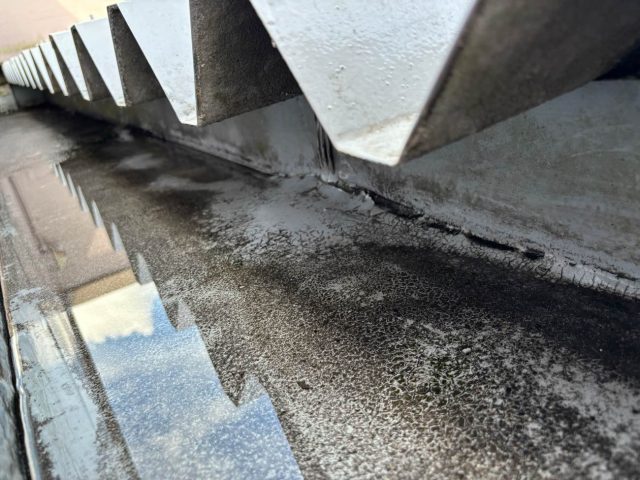 糸島市にて台風被害で2階折板屋根の内樋から雨漏り。防水工事と板金工事をご提案