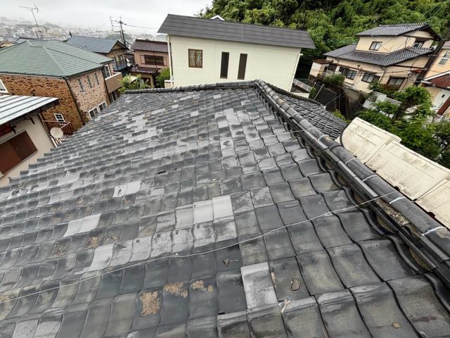 福岡市南区の経年劣化による変色でまだら模様になった瓦