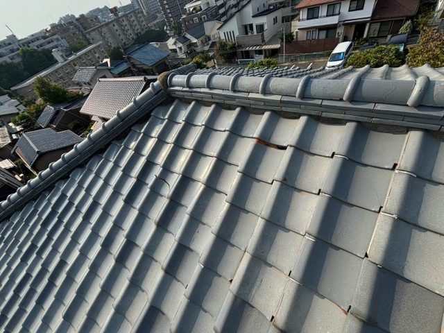 福岡市中央区にて「屋根を軽くして長持ちさせたい」老朽化でひび割れた瓦の調査