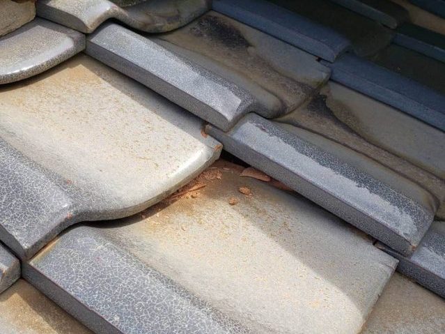 福岡市西区にて崩れかけた瓦のすき間から雨漏り。破損瓦の差し替え工事をご提案