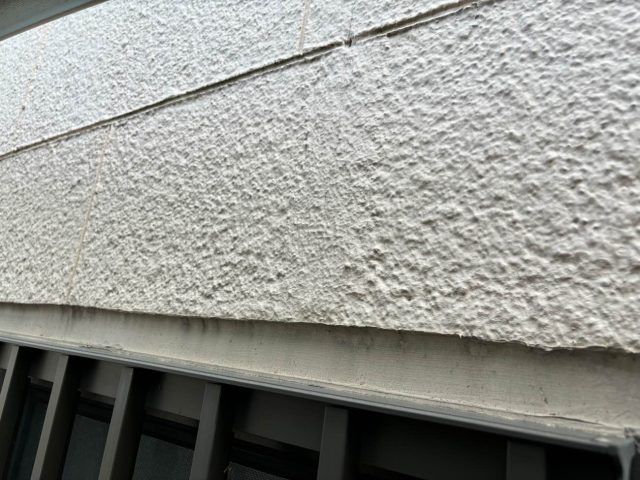 糸島市にて雨漏りした3階建て住宅の外壁調査。褪色と塗膜の劣化、コーキングの傷みを確認