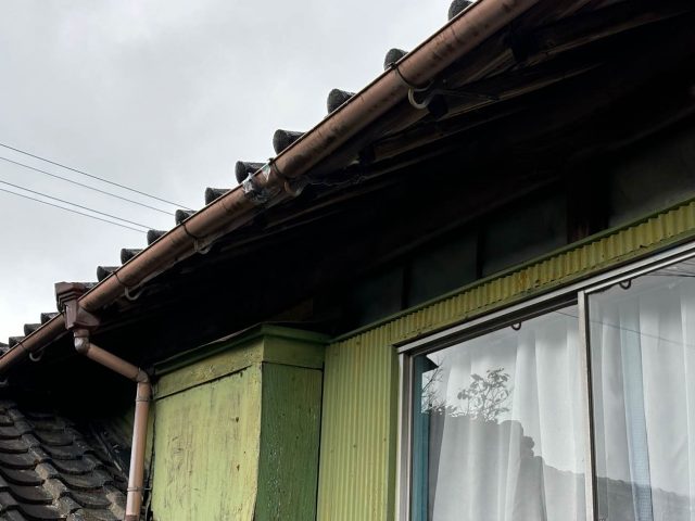 筑紫野市の歪んで傾いた雨樋