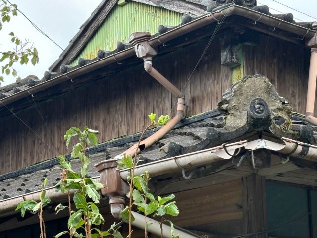 筑紫野市の割れた雨樋