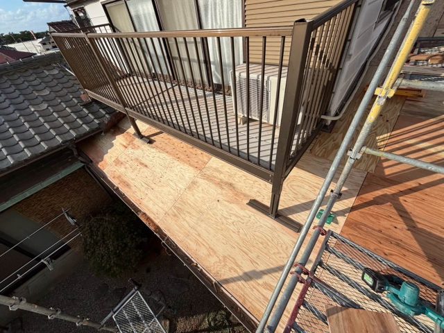 太宰府市の野地板が設置されたベランダ下差し掛け屋根