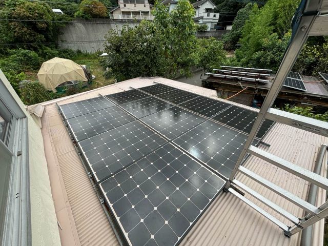 福岡市西区にて集中豪雨で雨漏り、太陽光パネルがついたコロニアル屋根の調査