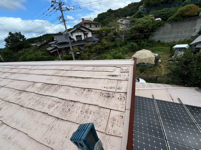 福岡市西区の屋根に設置された太陽光パネル