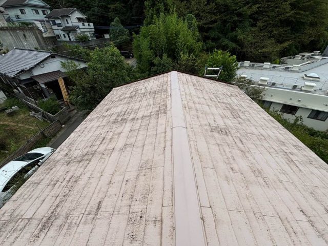 福岡市西区にてスレート屋根のひび割れ・苔・カビ、窓枠シーリングの劣化が発覚