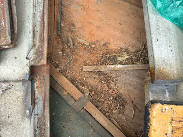福岡市東区でゴミが溜まった瓦屋根の下地