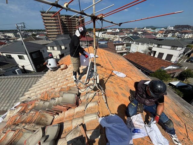 太宰府市の瓦の取り外し作業を行う職人