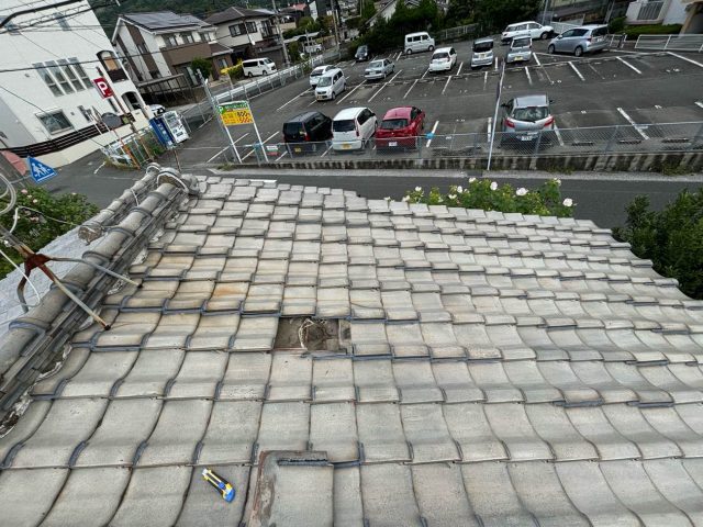 太宰府市の平屋住宅にて瓦屋根の雨漏り点検。台風による割れや破損など部分的な被害を確認