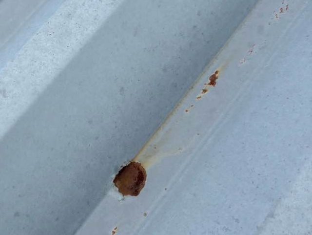 福岡市博多区の錆びて穴が空いた折板屋根