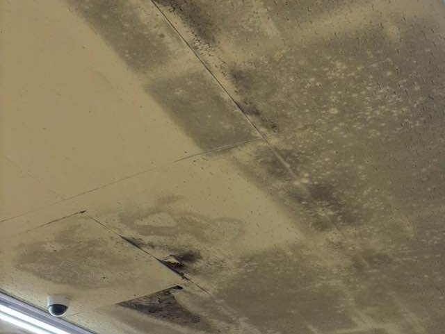 福岡市博多区のスーパーの雨染みと天井の剥がれ