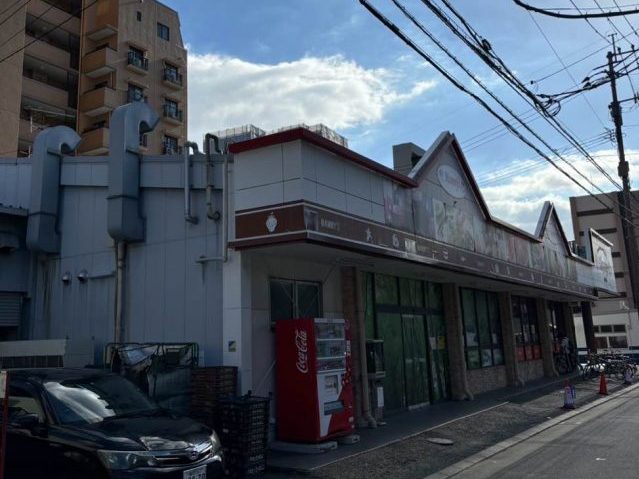 福岡市博多区にてスーパーマーケットで雨漏り調査。金属折板屋根の錆と穴あきは火災保険で修理を！