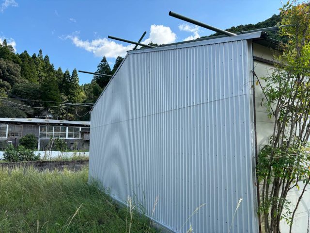 朝倉市の建てて20年が経過した昔ながらのトタン屋根倉庫