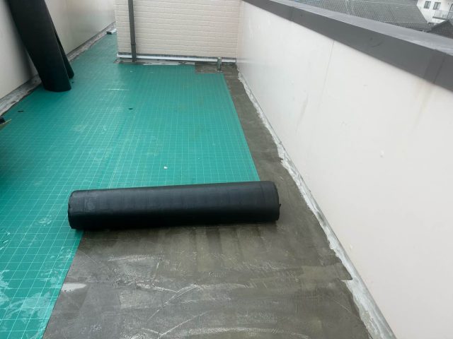 糸島市にて絶縁シートの張り付け