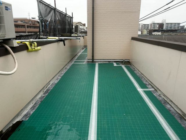 糸島市にて通気緩衝シートを張ったバルコニー