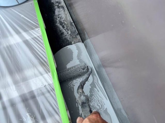 糸島市にて雨漏りした折板屋根に継ぎ目なく施工できるウレタン防水を実施