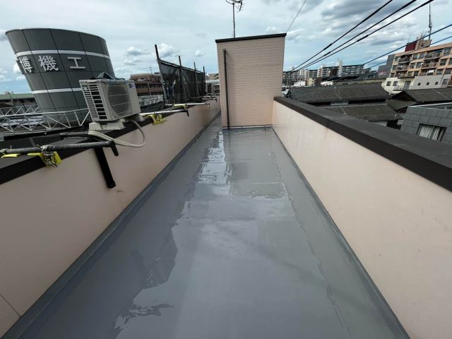 糸島市にて屋上の雨漏り修理として通気緩衝工法(絶縁工法)によるウレタン防水を実施