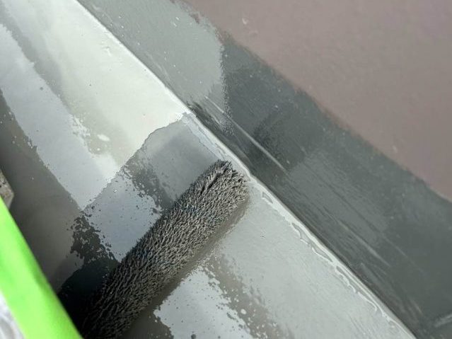 糸島市で防水工事のウレタン塗料を塗っているところ