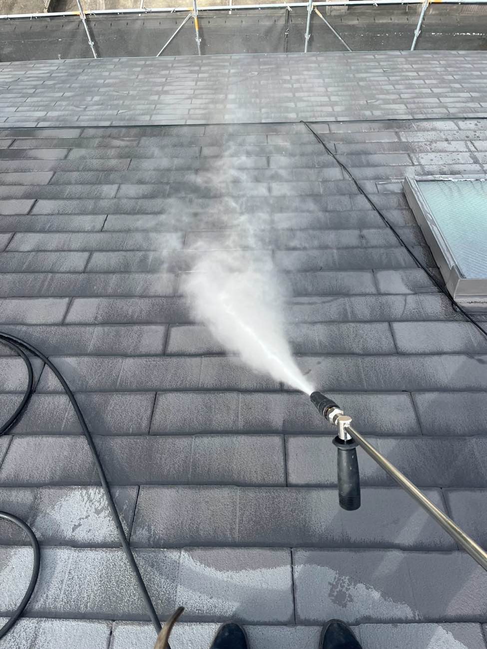 高圧洗浄による汚れと劣化粉の除去