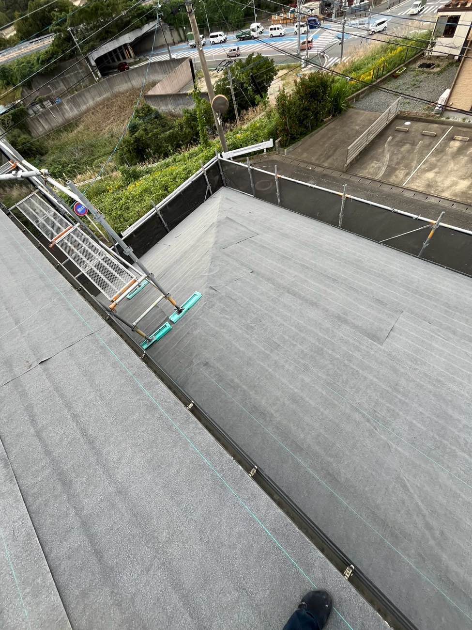 福岡市早良区で実施した屋根カバー工法、防水シート施工