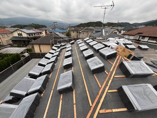 宇美町で屋根上に準備されていくルーガ