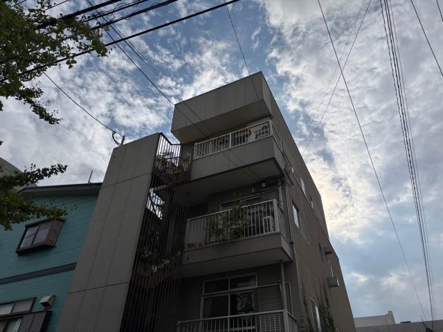 中央区で雨漏りしていた3階建て